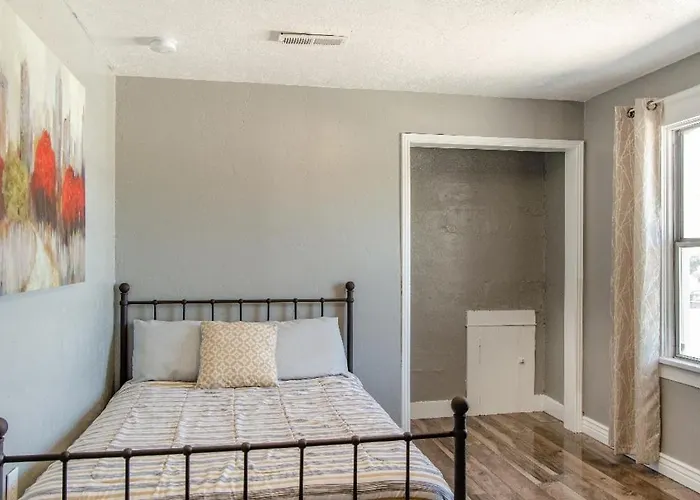Downtown Bungalow- 2 Bedroom