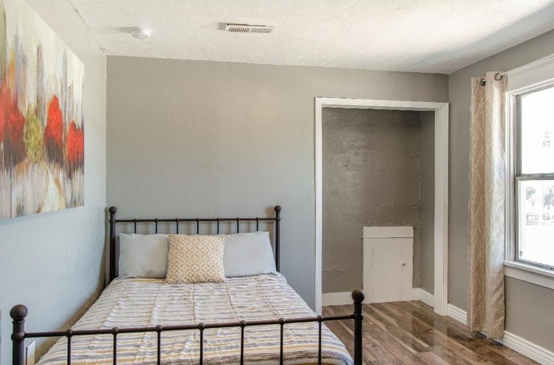 Apartment Downtown Bungalow- 2 Bedroom *